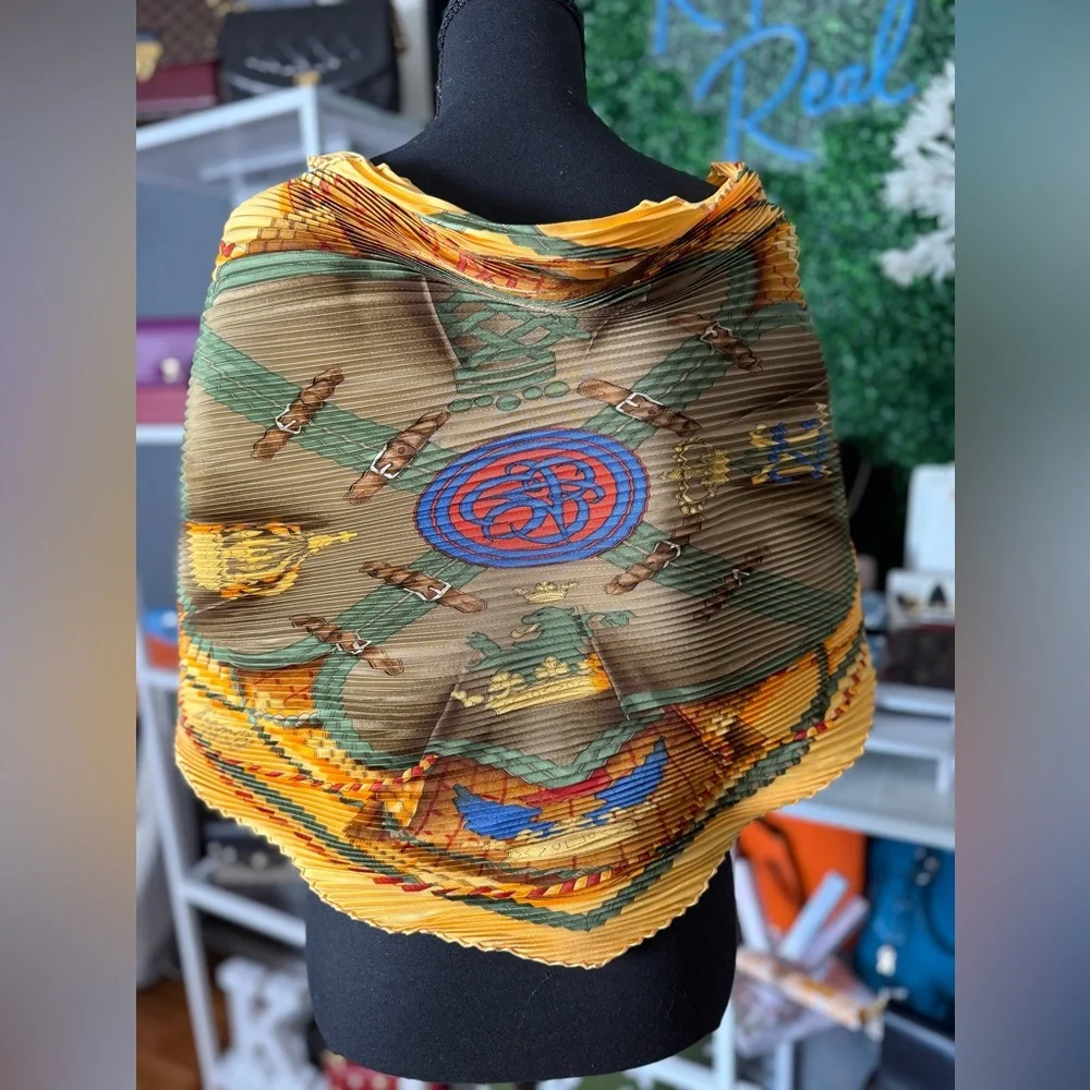 HERMÈS Grande Tenue Pleated Silk Scarf - Picture 5 of 7